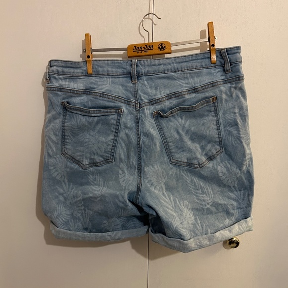 d/C Jeans by Pennington's Faded Shorts with Bleached out Leaf Pattern Size16 - Picture 5 of 10